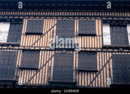 LA ALBERCA, SPANIEN - 21. November 2021: Enge Einbettung der Fachwerkfassade in La Alberca, Kastilien und Leon, Spanien. Stockfoto