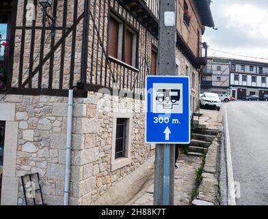 LA ALBERCA, SPANIEN - 21. November 2021: Straßenschild für Wohnmobilplätze im La Alberca, Kastilien und Leon, Spanien. Stockfoto