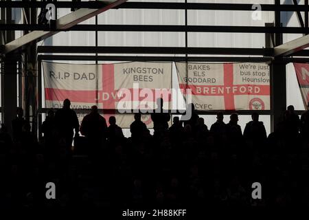 Brentford-Fans schauen sich am 11/28/2021 von den Tribünen in London, Großbritannien, die Uhr an. (Foto von Richard Washbrooke/News Images/Sipa USA) Stockfoto