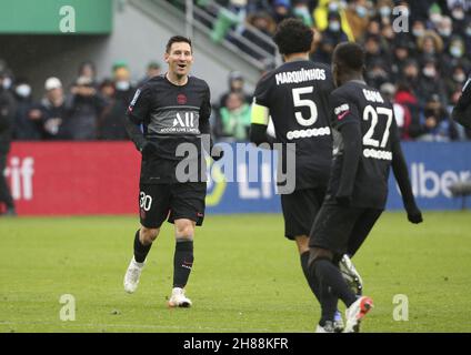 Saint Etienne, Frankreich. 28th. November 2021. Marquinhos von PSG feiert sein Tor mit Lionel Messi (links) während des Fußballspiels der französischen Ligue 1 zwischen AS Saint-Etienne (ASSE) und Paris Saint-Germain (PSG) am 28. November 2021 im Stade Geoffroy Guichard in Saint-Etienne, Frankreich - Foto: Jean Catuffe/DPPI/LiveMedia Kredit: Unabhängige Fotoagentur/Alamy Live News Stockfoto