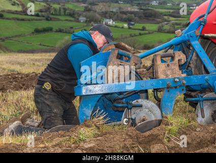 Cahermore, West Cork, Irland. 28th. November 2021. Vinny Bennett aus Rossmore, der Anpassungen an seinem Pflug vornahm, während er am Spiel der Cork West Pfluging Association im Land von Geoffery Wycherley, Cahermore, West Cork, Irland, teilnahm. - Credit: David Creedon/Alamy Live News Stockfoto