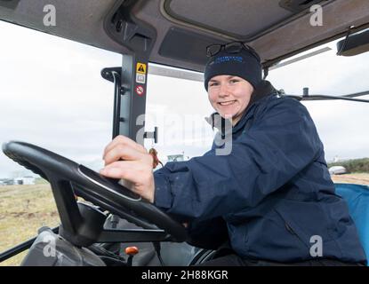 Cahermore, West Cork, Irland. 28th. November 2021.Katie Hayes von Castlefreake nimmt am Spiel der Cork West Pflügen Association im Land von Geoffery Wycherley, Cahermore, West Cork, Irland, Teil. - Credit: David Creedon/Alamy Live News Stockfoto