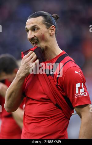 Mailand, Italien. 28th. November 2021. Zlatan Ibrahimovic vom AC Mailand reagiert während des Serie-A-Spiels bei Giuseppe Meazza, Mailand. Bildnachweis sollte lauten: Jonathan Moscrop/Sportimage Kredit: Sportimage/Alamy Live Nachrichten Kredit: Sportimage/Alamy Live Nachrichten Stockfoto