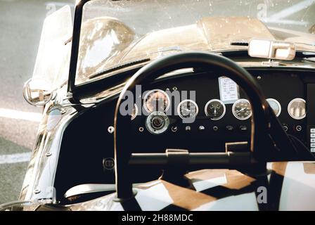 Retro-Cabriolet mit interessanten Zifferblättern und Drehknöpfen auf dem Armaturenbrett. Oldtimer Stockfoto