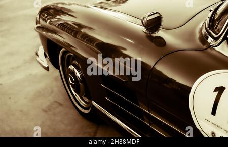 Vintage Mercedes Benz SL 300 Roadster. Retro-Auto. Seitliche Vorderansicht. Stockfoto