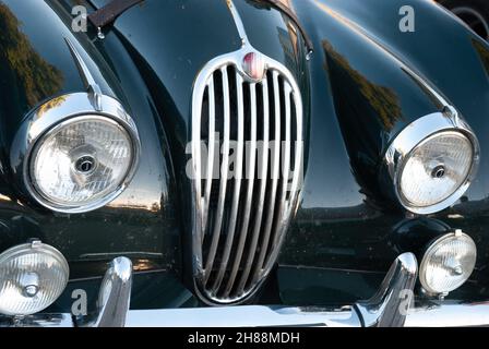 Europäischer Oldtimer aus dem Jahr 1960. Retro-Fahrzeug. Vorderansicht der Seite. Verchromte Elemente und vier Scheinwerfer. Stockfoto