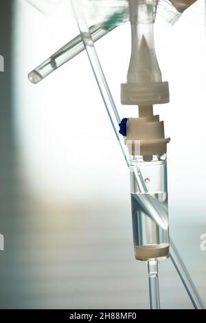 Nahaufnahme des Infusionsschlauchs. Aktion. Dropper mit Medikament tropft langsam in den Schlauch. Intravenöse Röhrchen für kranke Patienten nach der Operation Stockfoto