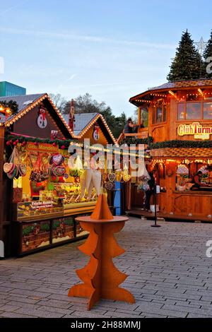 Candy Stand und Glühweinstand auf dem Weihnachtsmarkt 2021 am Schadowplatz in der Düsseldorfer Innenstadt. Stockfoto