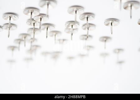 Haufen Metall-Stecknadel oder Zeichnungsnadel isoliert auf weiß Stockfoto