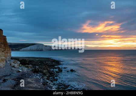 Sonnenaufgang an den Seven Sisters Cliffs in Sussex, von Hope Gap aus gesehen Stockfoto