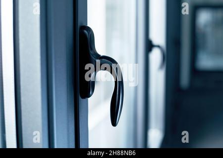 Nahaufnahme. chrome Griff auf dem Fensterrahmen. Stockfoto