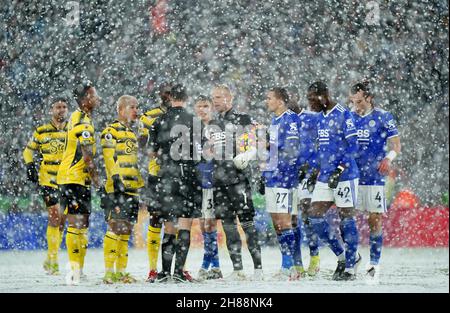 Leicester City-Torwart Kasper Schmeichel (Mitte) bittet um einen VAR-Check, nachdem Watfords Emmanuel Dennis (nicht abgebildet) Watfords zweites Tor während des Premier League-Spiels im King Power Stadium, Watford, erzielt hat. Bilddatum: Sonntag, 28. November 2021. Stockfoto