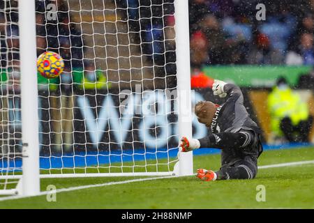 Leicester, Großbritannien. 28th. November 2021; The King Power Stadium, Leicester, Leicestershire, England; Premier League Football, Leicester City gegen Watford; Kasper Schmeichel von Leicester City wird von einer Strafe von Joshua King of Watford für 1-1 in der 30th-minütigen Verrechnung geschlagen: Action Plus Sports Images/Alamy Live News Stockfoto