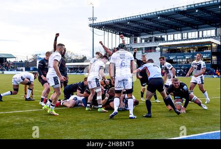 London, Großbritannien. 28th. November 2021. Vincent Koch von Saracens übernimmt den Ball für den ersten Versuch des Nachmittags und eine 10-0-Punkte-Linie während des Gallagher Premiership Rugby-Spiels zwischen Saracens und Sale Sharks im StoneX Stadium, London, England am 28. November 2021. Foto von Phil Hutchinson. Nur zur redaktionellen Verwendung, Lizenz für kommerzielle Nutzung erforderlich. Keine Verwendung bei Wetten, Spielen oder Veröffentlichungen einzelner Clubs/Vereine/Spieler. Kredit: UK Sports Pics Ltd/Alamy Live Nachrichten Stockfoto