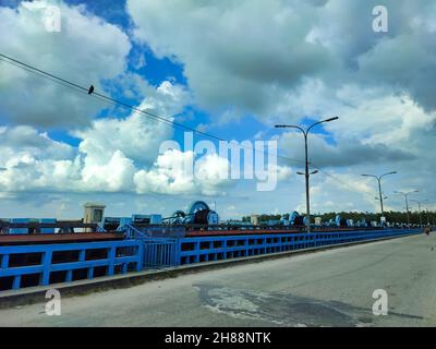 Brückenlandschaft mit blauem Himmel in Bangladesch. Wolkenlandschaft. Stockfoto