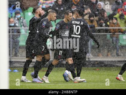 Saint Etienne, Frankreich. 28th. November 2021. Angel Di Maria vom PSG feiert sein Tor mit seinen Teamkollegen während des Fußballspiels der französischen Ligue 1 zwischen AS Saint-Etienne (ASSE) und Paris Saint-Germain (PSG) am 28. November 2021 im Stade Geoffroy Guichard in Saint-Etienne, Frankreich - Foto: Jean Catuffe/DPPI/LiveMedia Kredit: Unabhängige Fotoagentur/Alamy Live News Stockfoto