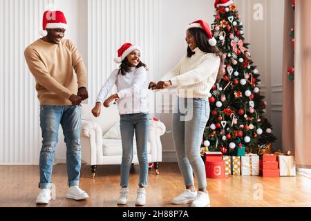 Portrait von glücklichen schwarzen Familie tanzen feiern Weihnachten Stockfoto