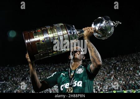 27th. November 2021; Centenario Stadium, Montevideo, Uruguay; Finale Copa Libertadores, Palmeiras gegen Flamengo; Danilo von Palmeiras feiert nach dem Spiel Stockfoto