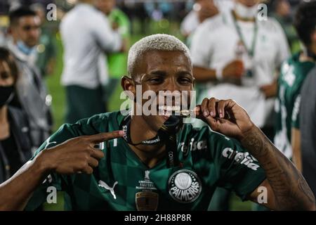 27th. November 2021; Centenario Stadium, Montevideo, Uruguay; Finale Copa Libertadores, Palmeiras gegen Flamengo; Danilo von Palmeiras feiert nach dem Spiel Stockfoto