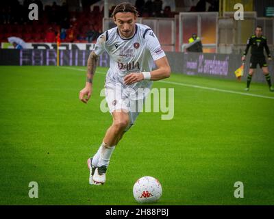 Di Chiara Gianluca (Reggina) führt den Ball während Benevento Calcio gegen Reggina 1914, dem italienischen Fußballspiel der Serie B in Benevento, Italien, am 27 2021. November Stockfoto