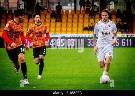 Di Chiara Gianluca (Reggina) führt den Ball während Benevento Calcio gegen Reggina 1914, dem italienischen Fußballspiel der Serie B in Benevento, Italien, am 27 2021. November Stockfoto