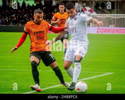 Bellomo Nicola (Reggina) im Einsatz gegen Roberto Insigne (Benevento) während Benevento Calcio gegen Reggina 1914, italienisches Fußballspiel der Serie B in Benevento, Italien, November 27 2021 Stockfoto