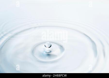 Wassertropfen fallen ins Wasser macht einen perfekten Droplet-Sprung Stockfoto