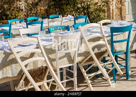 Tische und Stühle stehen in einem traditionellen italienischen Restaurant in Marzamemi zur Verfügung. Syrakus (Sirakus), Insel Sizilien, Italien, Europa. Stockfoto