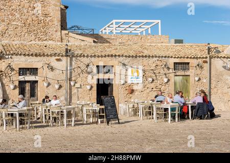 Touristen und Einheimische sitzen in einem typischen Restaurant im kleinen Dorf Marzamemi in der Nähe von Pachino, Siracusa, Italien, Europa. Stockfoto