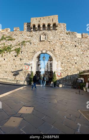 Porta Catania (Catania-Tor), altes Tor in der Stadt Taormina, Provinz Messina, Insel Sizilien, Italien, Europa. Stockfoto