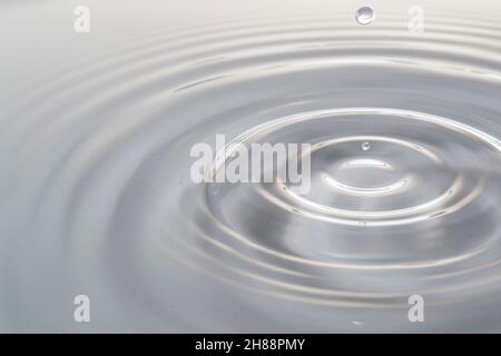 Wassertropfen fallen ins Wasser macht einen perfekten Droplet-Sprung Stockfoto