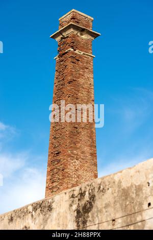 Schornstein einer alten Industrie für die Verarbeitung von Thunfisch in dem kleinen Dorf Marzamemi, Pachino, Siracusa, Sizilien, Europa Stockfoto