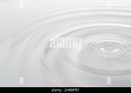 Wassertropfen fallen ins Wasser macht einen perfekten Droplet-Sprung Stockfoto