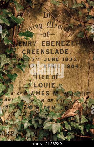 Der verwitterte Grabstein von Henry Ebenezer Greenslade, der auf dem Reading Old Cemetery in der Nähe von Cemetery Junction, East Reading, begraben ist. Stockfoto