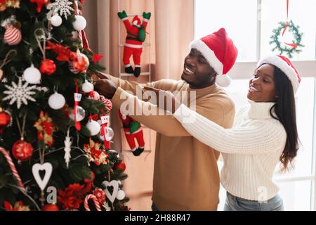 Porträt der glücklichen schwarzen Familie Dekoration Weihnachtsbaum Stockfoto