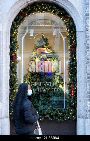 Regent Street, London, Großbritannien. 28th. November 2021. Weihnachtsfenster in der Regent Street in London. Hackett. Kredit: Matthew Chattle/Alamy Live Nachrichten Stockfoto
