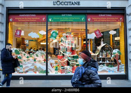 Regent Street, London, Großbritannien. 28th. November 2021. Weihnachtsfenster in der Regent Street in London. L'OCzitane. Kredit: Matthew Chattle/Alamy Live Nachrichten Stockfoto