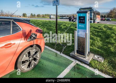 Elektrischer Vehice-Ladepunkt im National Trust für Schottlands Culloden Battlefieds Visitor Center Stockfoto