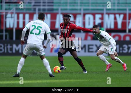 Mailand, Italien. 28th. November 2021. Rafael Leao vom AC Mailand steuert den Ball während des Serie-A-Spiels zwischen dem AC Mailand und uns Sassuolo im Stadio Giuseppe Meazza am 28. November 2021 in Mailand, Italien. Quelle: Marco Canoniero/Alamy Live News Stockfoto