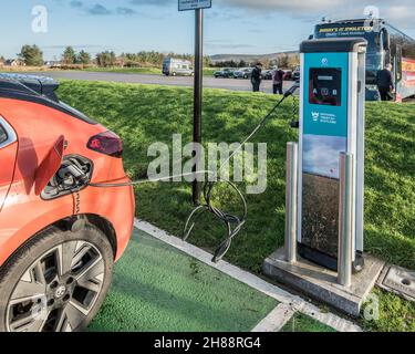 Elektrischer Vehice-Ladepunkt im National Trust für Schottlands Culloden Battlefieds Visitor Center Stockfoto