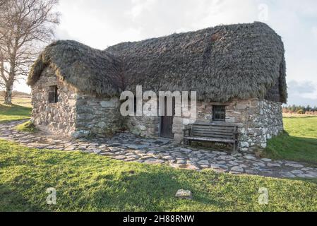 The National Trust for Scotland Culloden Battlefields and Visitor Centre, wo die Schlacht von Culloden 1746 stattfand Dies ist das Old Leanach Cottage Stockfoto