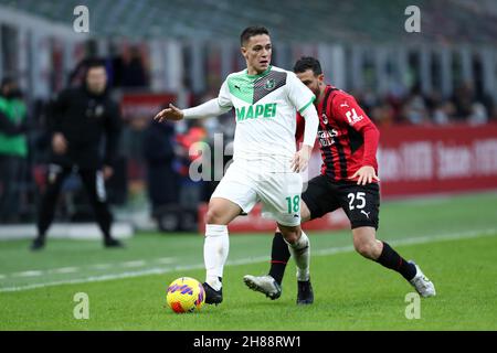 Mailand, Italien. 28th. November 2021. Giacomo Raspadori von uns Sassuolo steuert den Ball während des Serie-A-Spiels zwischen AC Milan und uns Sassuolo im Stadio Giuseppe Meazza am 28. November 2021 in Mailand, Italien. Quelle: Marco Canoniero/Alamy Live News Stockfoto