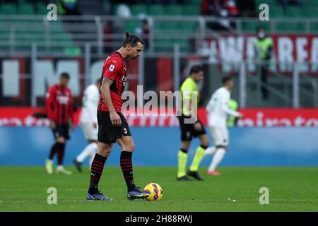 Mailand, Italien. 28th. November 2021. Zlatan Ibrahimovic vom AC Mailand sieht während des Serie-A-Spiels zwischen AC Mailand und uns Sassuolo im Stadio Giuseppe Meazza am 28. November 2021 in Mailand, Italien, niedergeschlagen aus. Quelle: Marco Canoniero/Alamy Live News Stockfoto