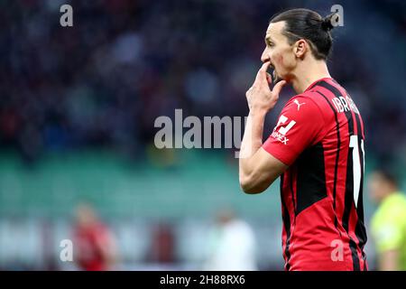 Mailand, Italien. 28th. November 2021. Zlatan Ibrahimovic vom AC Mailand sieht während des Serie-A-Spiels zwischen AC Mailand und uns Sassuolo im Stadio Giuseppe Meazza am 28. November 2021 in Mailand, Italien, niedergeschlagen aus. Quelle: Marco Canoniero/Alamy Live News Stockfoto