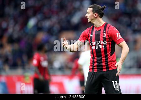 Mailand, Italien. 28th. November 2021. Zlatan Ibrahimovic von AC Milan Gesten während der Serie Ein Spiel zwischen AC Milan und uns Sassuolo im Stadio Giuseppe Meazza am 28. November 2021 in Mailand, Italien. Quelle: Marco Canoniero/Alamy Live News Stockfoto