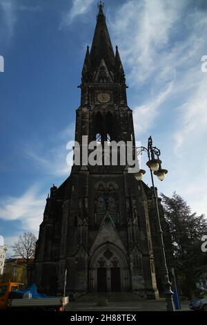 Frontfassade der Kirche am Südstern in Kreuzberg, Berlin. Die neugotische Kirche wurde zwischen 1894 und 1897 als Lutherische Garnisonskirche erbaut. Der steile Stockfoto