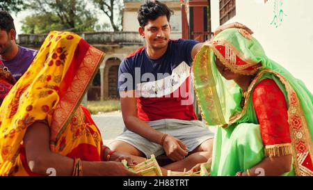 21. November 2021 Reengus, Rajasthan, Indien. Indian Groom oder Dulha Spaß mit ihrer Schwester in Gesetzen.. Stockfoto