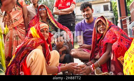 21. November 2021 Reengus, Rajasthan, Indien. Indischer Bräutigam mit seinen Familienmitgliedern. Indische Ländliche Hochzeitszeremonie. Stockfoto