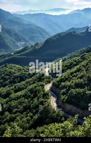 Kurvenreiche Straße, die Bergkette im Norden Griechenlands an der Grenze zu Bulgarien überquert Stockfoto