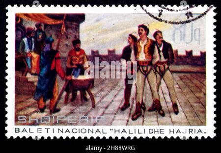 ALBANIEN - UM 1971: Eine in Albanien gedruckte Briefmarke zeigt die Hinrichtung von Halili, Szene aus Halili und Hayria Ballett, um 1971 Stockfoto